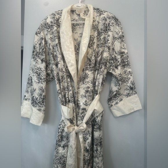 Victoria's Secret Cream and Black Floral Robe - Picture 9 of 12